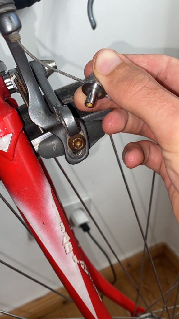 Felgenbremse wird am Fahrrad nachgestellt
